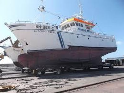 What is a characteristic feature of a longliner boat?