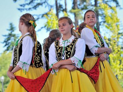 Which of the following is a basic step of the Polish Folk Dance 'Oberc'?