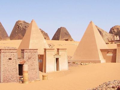 What was the most famous monument built during the reign of Pharaoh Khufu?