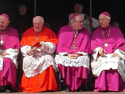 Which denomination has a hierarchical structure with bishops as spiritual leaders?