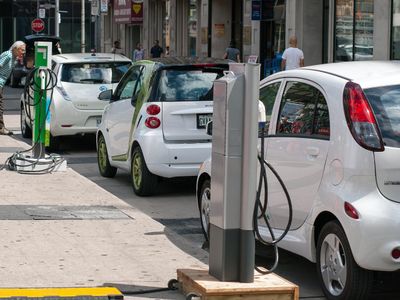 Which of these cities has the highest number of electric vehicles on the road?