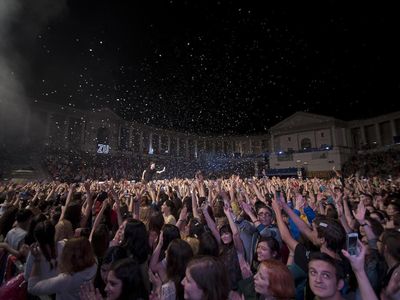 At what concert did they have an audience between 80.000 and 100.000 people?