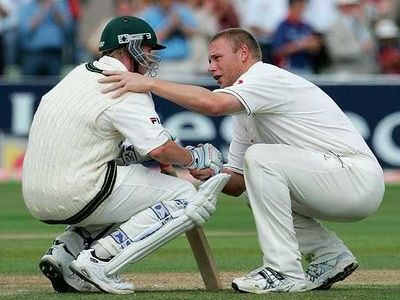 Which match is famously remembered for Andrew Flintoff consoling Brett Lee after a tense finish?