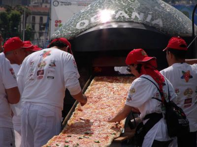 How many pounds of sauce were used on the largest pizza?