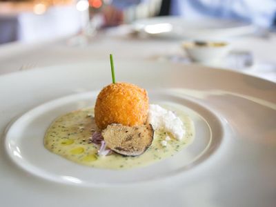 What does the French term 'amuse-bouche' mean in fine dining?