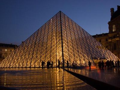 Who designed the Louvre Pyramid in Paris?