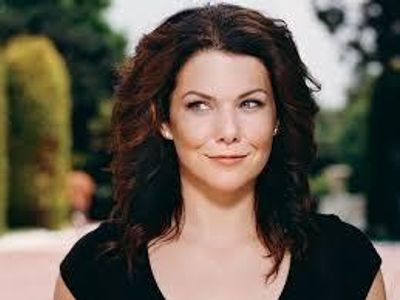 How old is Lorelai in season 1 of Gilmore Girls?