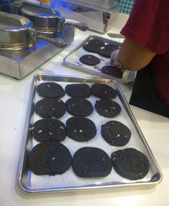 Which food truck revolutionized the ice cream sandwich trend by using freshly baked cookies?