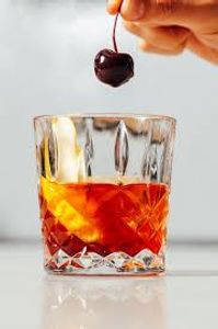 What cocktail is known for its use of bourbon, sugar, and bitters?