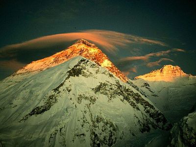 What is the name of the following mountain (Nepal-China (Tibet) border)?