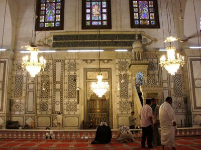 What is the purpose of a qibla wall in an Islamic mosque?