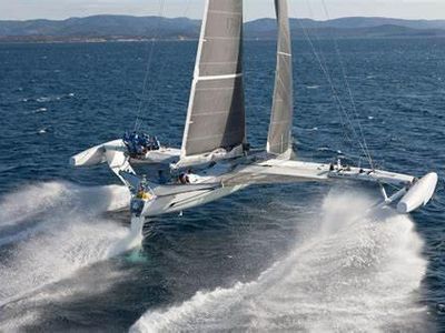 Which famous solo sailor set the record for the fastest circumnavigation in a catamaran?