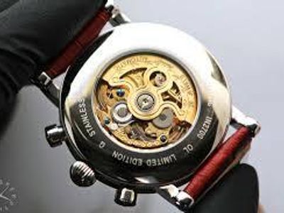 What is the term for a watch that does not need a battery?