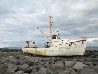 Which type of fishing boat is characterized by a front casting deck?