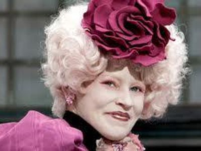 Who plays Effie Trinket?