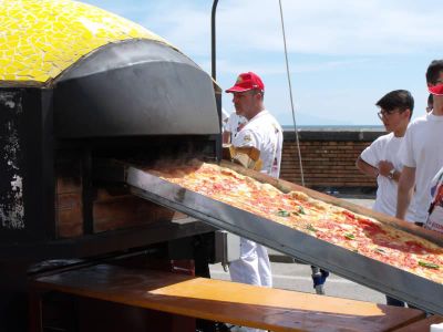 How many people were needed to assemble the largest pizza?