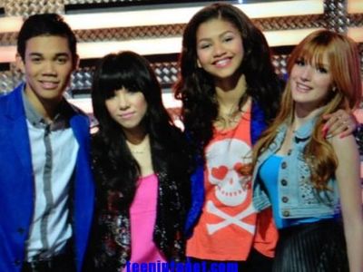 Who do i play in shake it up?