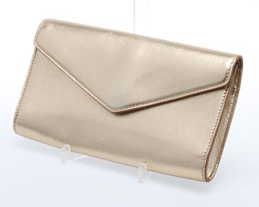 Which color is considered a classic choice for a 'Clutch' handbag?