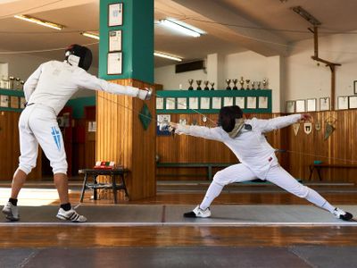 What type of weapon is used in Epee fencing?