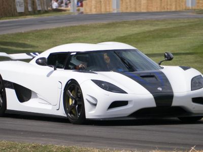 Which sports car set the Guinness World Record for the fastest production car in 2020?