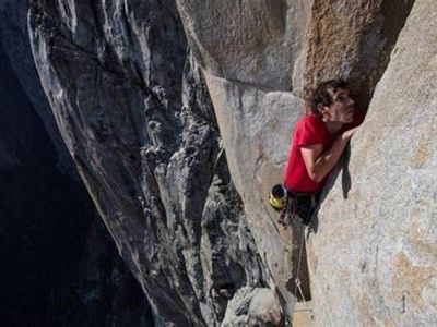 Which documentary film chronicles the journey of Alex Honnold as he climbs El Capitan without ropes?