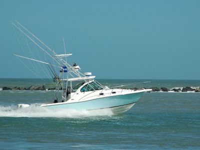 Which fishing boat is primarily used for sport fishing tournaments?