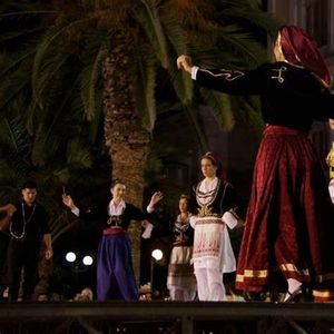 What traditional folk dance is typically performed at Greek weddings?