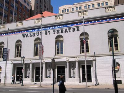 What is the name of the oldest active theater in the United States?