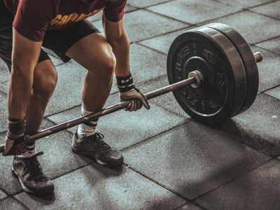 What is the recommended rest period between sets during strength training?