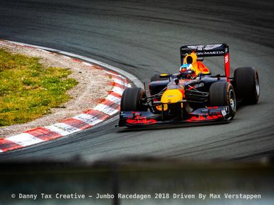 Which team is driven by Daniel Ricciardo and Max Verstappen