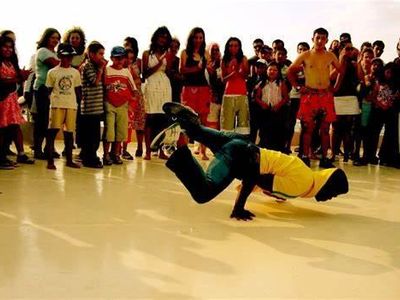 Which Hip Hop artist is known for popularizing the 'Dougie' dance move?