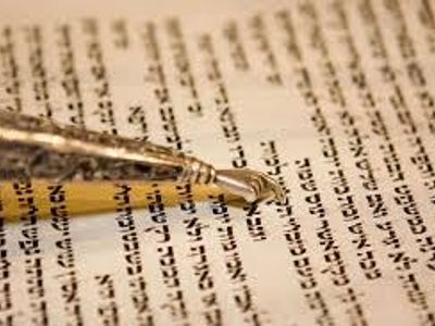 What is the Yad used for in reading the Torah?