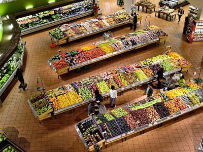 Which chain is known for its fresh and organic grocery offerings?