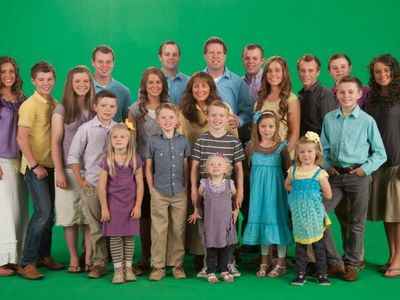 How many MEMBERS are there in the Duggar Family? HINT: Including the parents and miscarriages