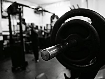 What is the recommended rest time between sets for muscle building?