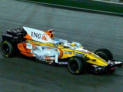 Which team won the first Formula One race held under floodlights in Singapore in 2008?