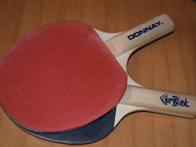 What is the maximum official weight of a table tennis racket?