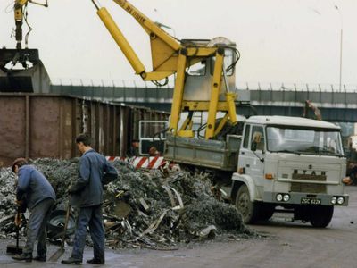 Which type of truck is equipped with a crane for loading and unloading heavy objects?