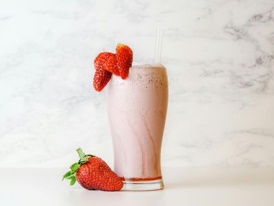 What is the key difference between a milkshake and a smoothie?