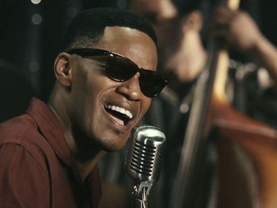 Which musician's life story is depicted in the film 'Ray', starring Jamie Foxx?