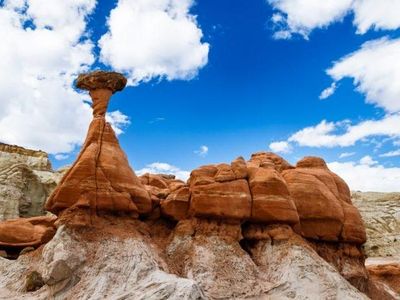 Which desert is known for its famous rock formations called 'hoodoos'?