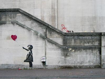 Who is known for the 'Balloon Girl' stencil piece in London?