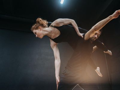 What is the significance of weight-sharing in contemporary dance?