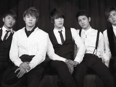 Who is/was the leader of TVXQ(DBSK) now and when they first debuted?