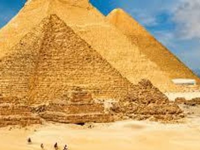 Which civilization is known for building the pyramids?