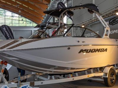 What is the material most commonly used to build modern boats?