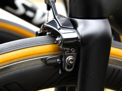 What type of brakes are commonly found on hybrid bikes?