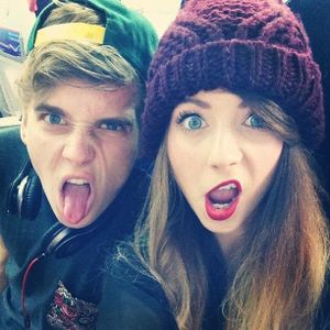 does zoella have siblings ? and who ?