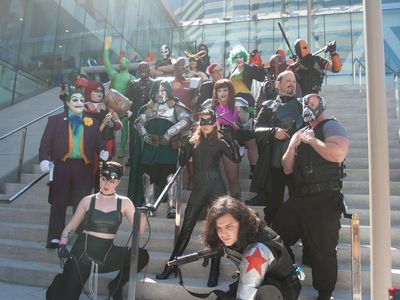 Which comic convention is famous for its elaborate cosplay contests?