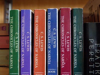 Who wrote the fantasy novel 'The Chronicles of Narnia'?